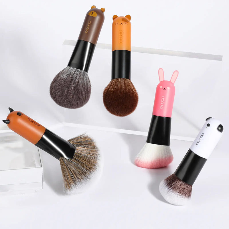 Bonito set de 5 brochas de maquillaje para el rostro con diseño de mascotas.